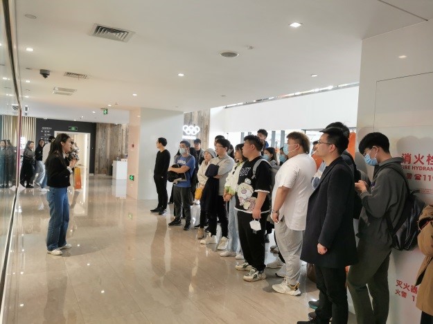百助高管及部分项目组成员赴阿里开展“三板斧”训练营_图1 百助学员参观阿里