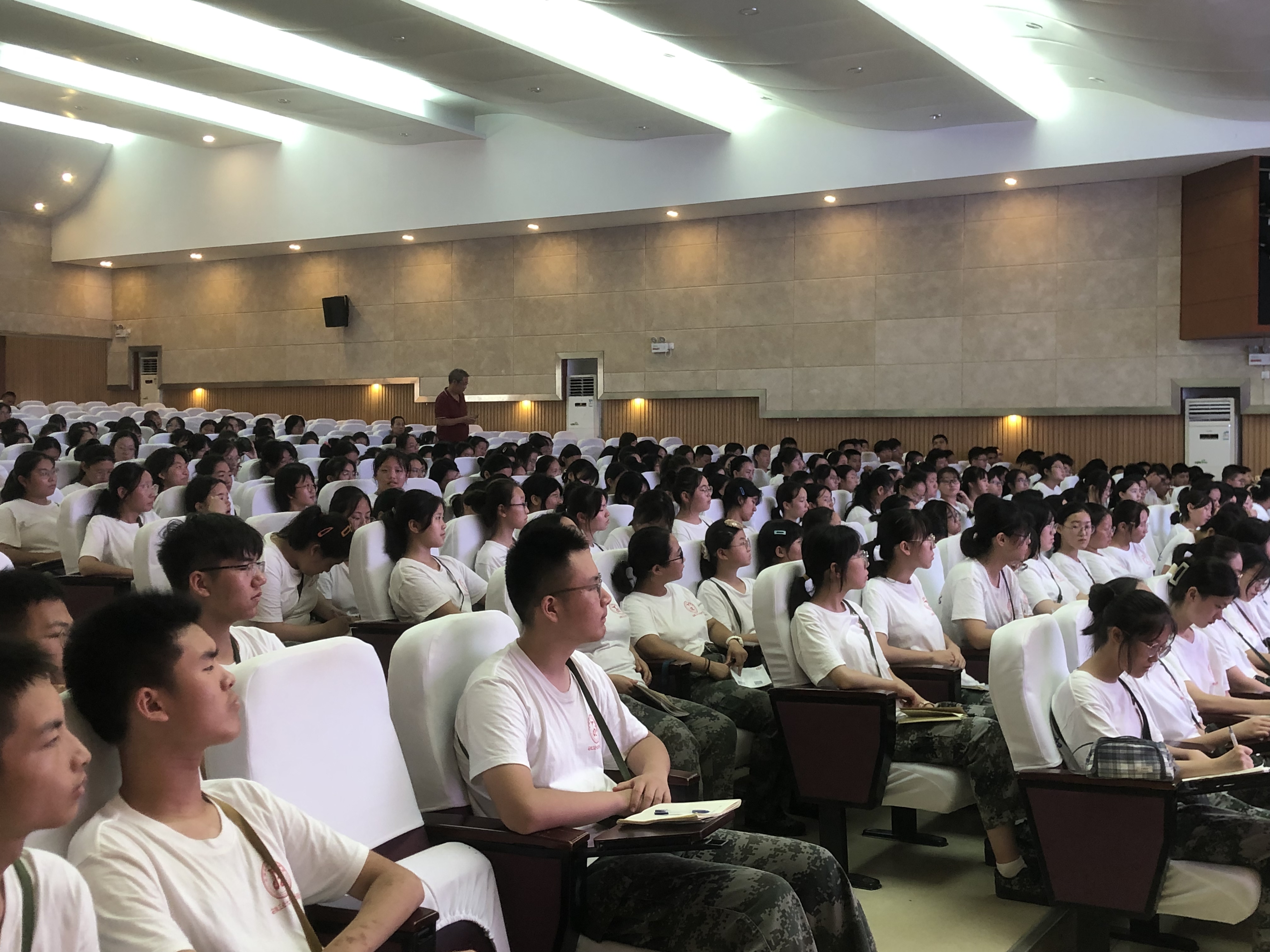图2_百助CEO程磊在安工大附中进行不负时代、不负韶华演讲